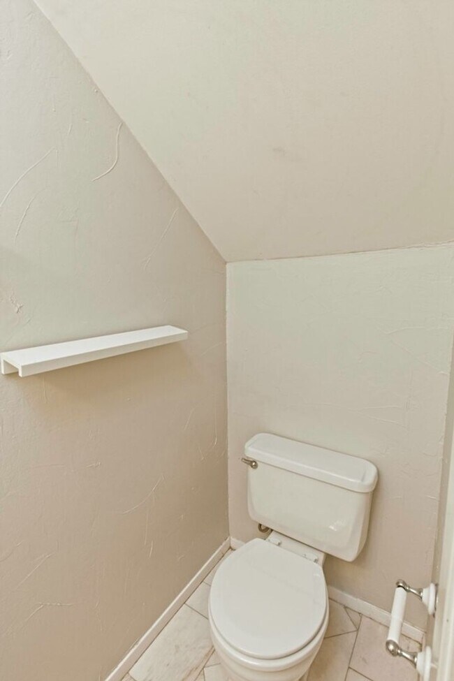Building Photo - Dallas Townhome with Reserved Parking