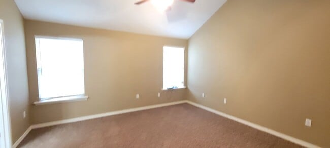 Building Photo - LARGE 4 BEDROOM HOME IN NORTHEAST CLOVIS