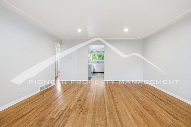 Building Photo - Charming Duplex with Washer/Dryer and Fenced Yard