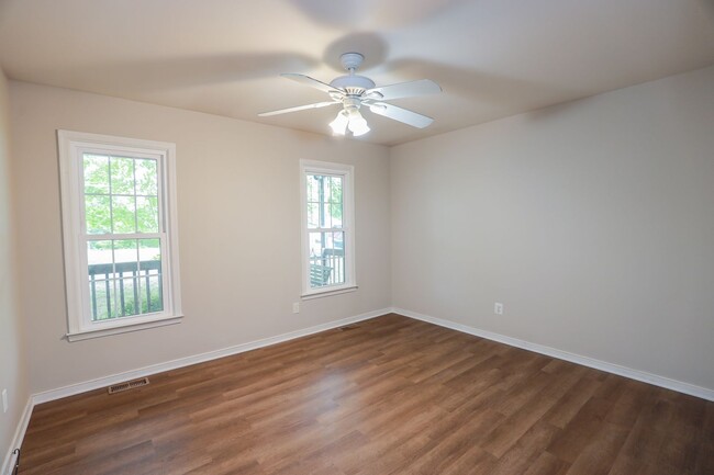 Building Photo - -- Available Now!  Spacious 4 Bed 2 Bath C...