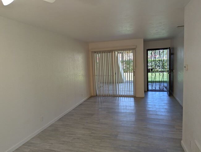 Building Photo - Updated 1 Bedroom Palm Springs Villas