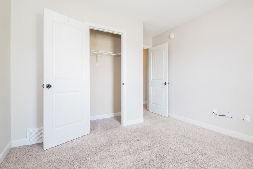 Building Photo - 2571 Blue Ridge Dr