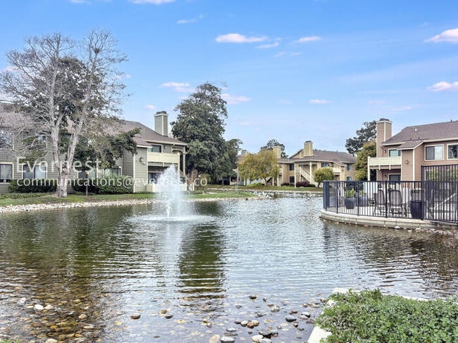 Building Photo - 12 Lakeshore Ct