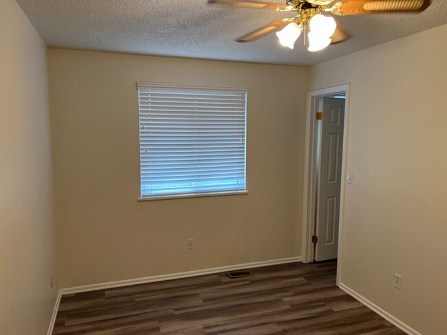 Building Photo - Spacious and Charming Lakewood Home with HUGE yard!