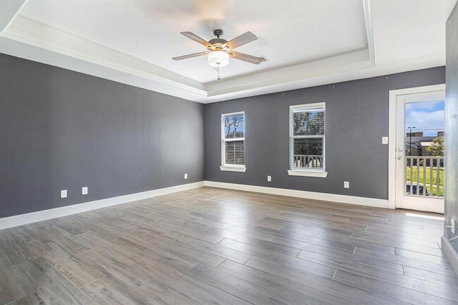 Building Photo - Stunning Victorian Townhouse!