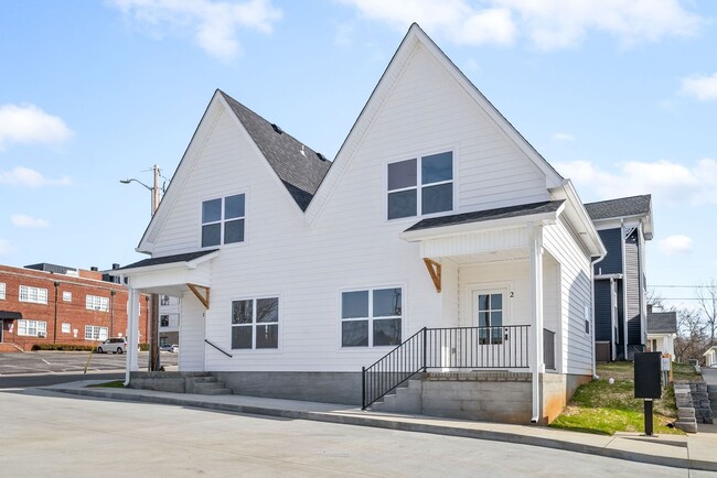 Building Photo - 2 Bedroom Townhome For Rent in Historic Downtown Clarksville!