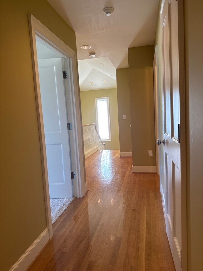 Building Photo - Dec Special Promotion!  Exceptional 3 bed, 3 bath in Houghton Kirkland.  Move in Ready.