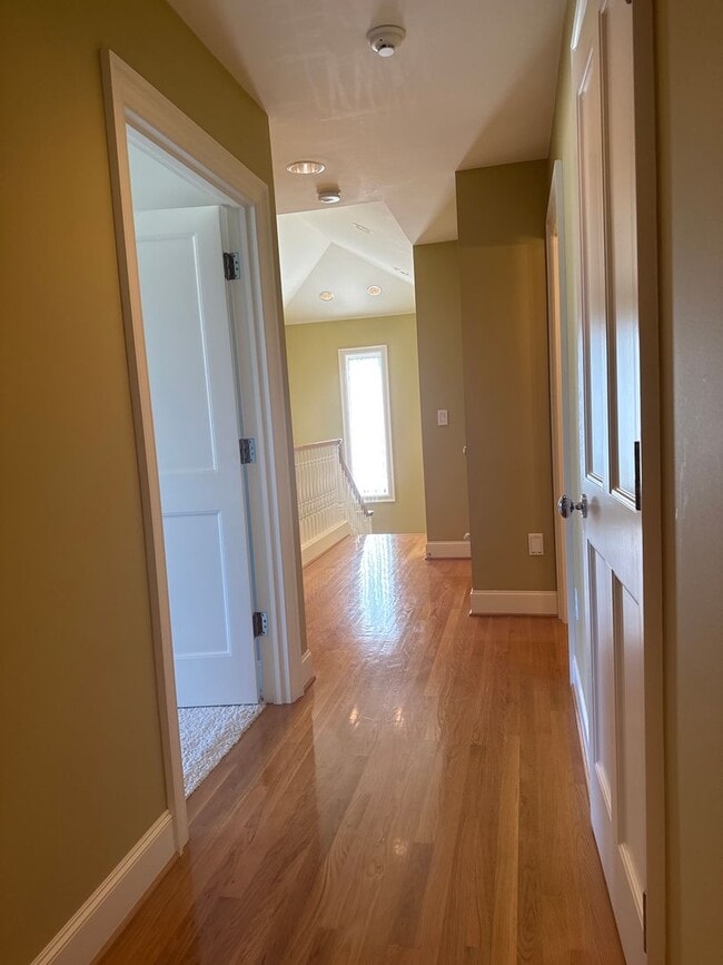 Building Photo - Exceptional 3 bed, 3 bath in Houghton Kirk...