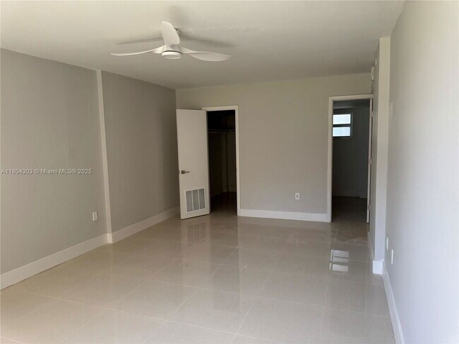 Building Photo - 16450 Miami Dr