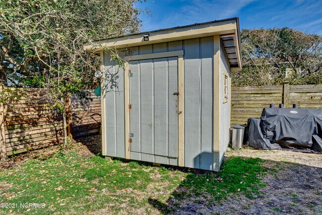 Building Photo - 2681 Island Dr