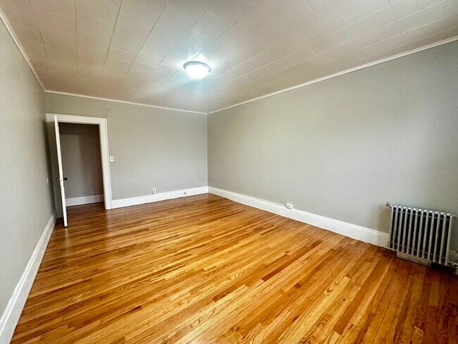 Building Photo - 589 Pleasant St