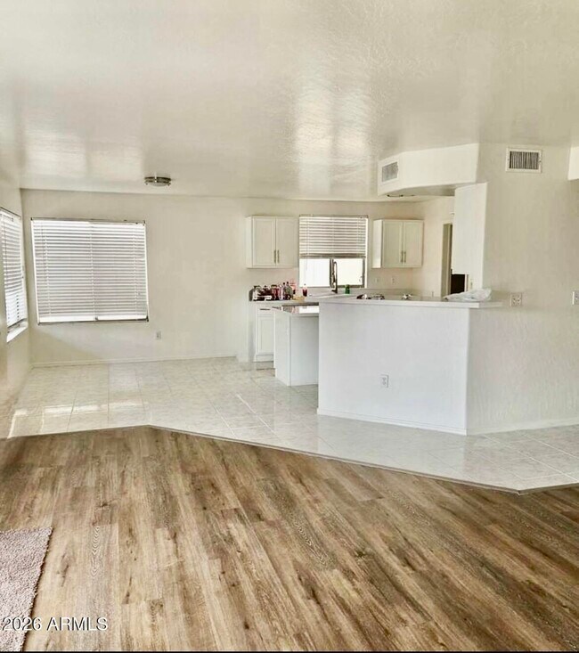 Building Photo - 2040 E Behrend Dr