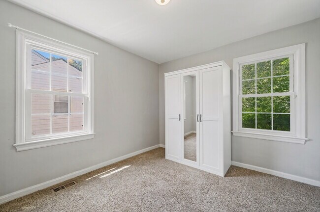 Building Photo - Modern 2 bed 1 bath home with fenced yard in Hampton