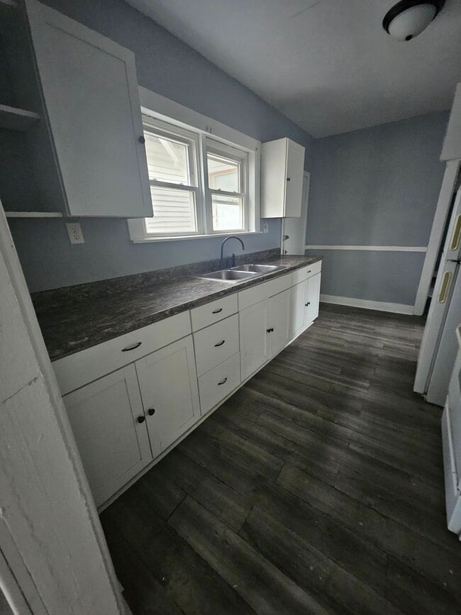 Building Photo - Lower three bedroom unit on Upper East Side