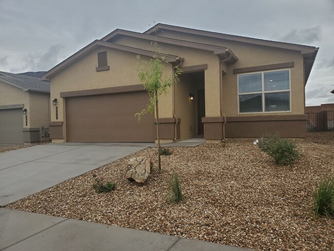 Primary Photo - 3 bed 2 bath in Huning Ranch.