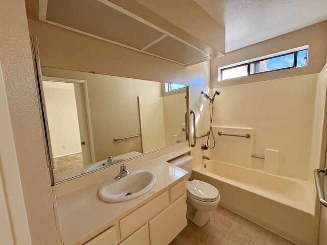 Building Photo - 4BR Large Oceanside Home Near Guajome Lake