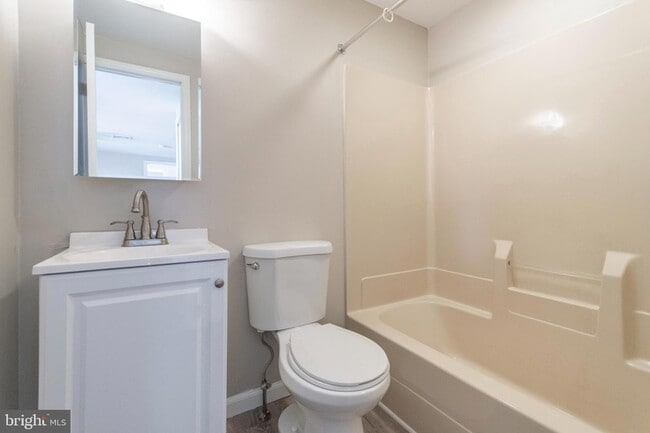 Building Photo - 2701 E Somerset St