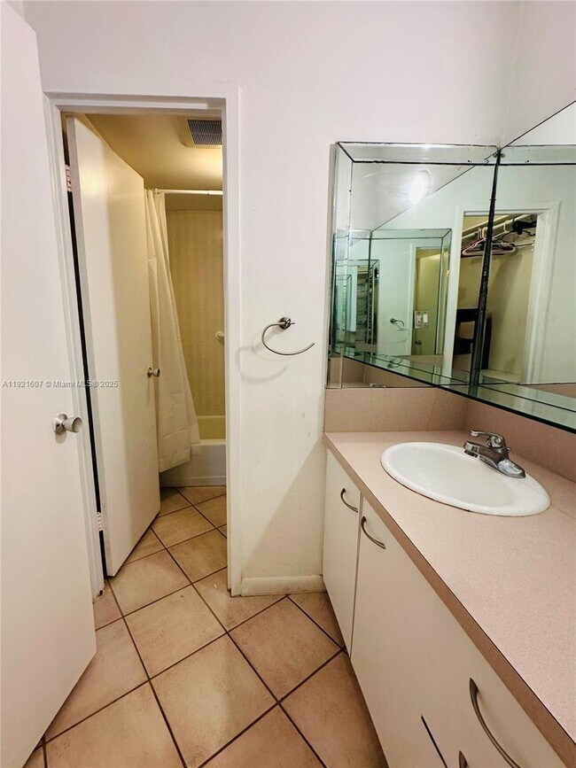 Building Photo - 100 Lincoln Rd