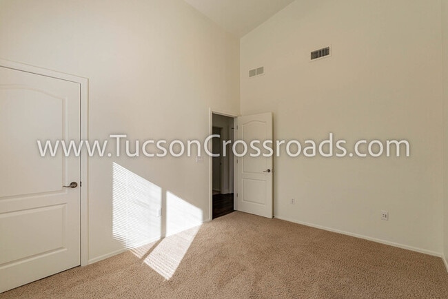 Building Photo - 4 Bedroom / 2 Bathroom Home