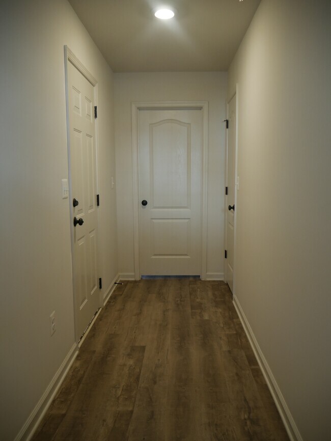 Building Photo - 2517 Drake Ln