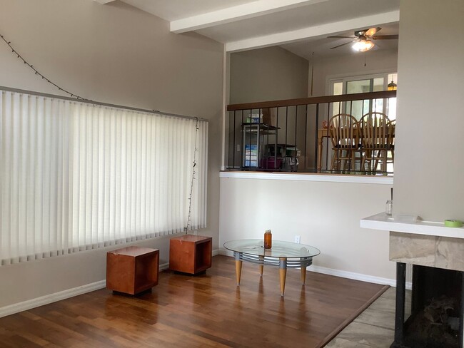 Building Photo - 3 bed, 2.5 bth, TOWNHOME in LA JOLLA