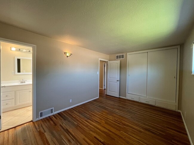 Building Photo - Charming 3 Bedroom 2 Bathroom Home In The NE!