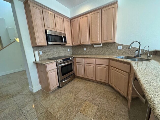 Building Photo - BEAUTIFUL 3 BEDROOM 3 BATHROOM HOME IN GAI...
