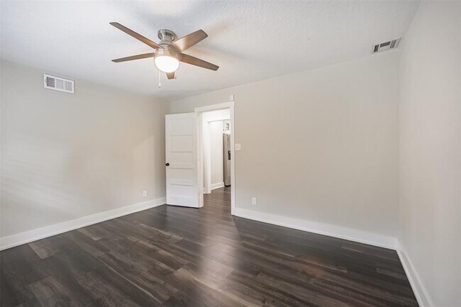 Building Photo - 4924 Mimosa Dr