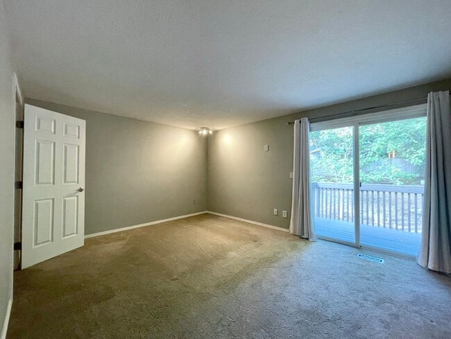 Building Photo - SPACIOUS 4 Bed/3 Full Bath Home in West Linn