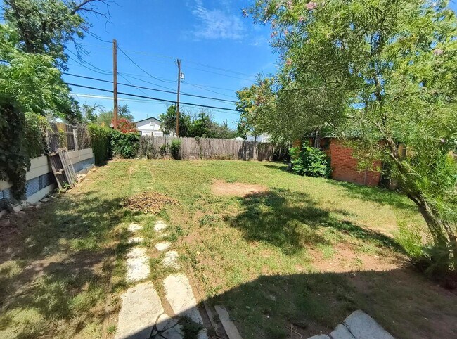 Building Photo - CUTE 2 bedroom, 1 bath home AVAILABLE NOW!