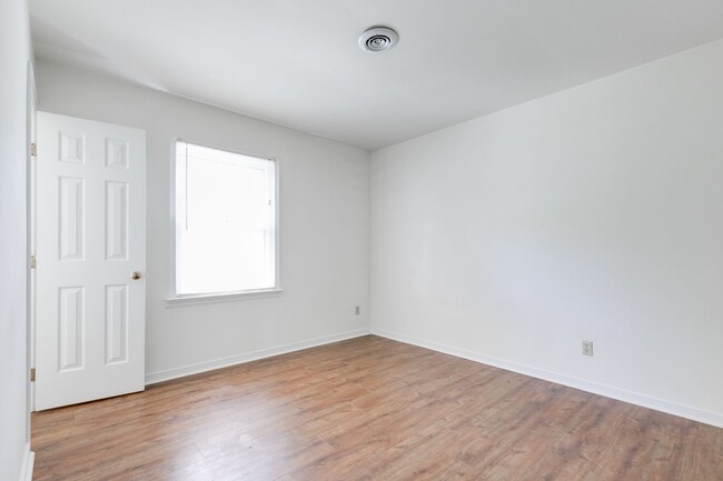 Building Photo - Charming 3 bedroom House with a Huge Yard ...