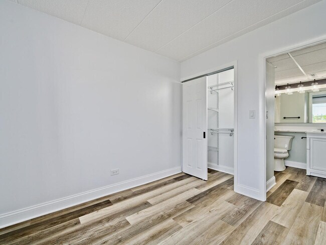 Building Photo - 3849 N Parkway Dr