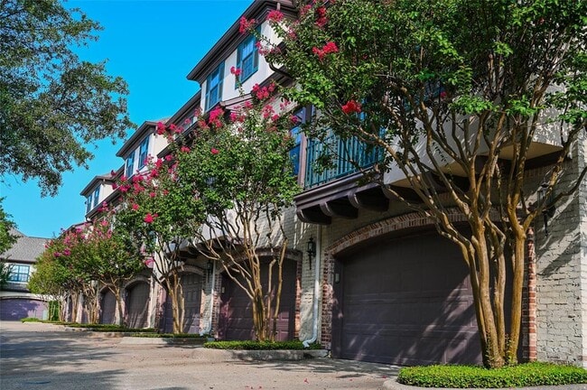 Building Photo - 5950 Lindenshire Ln