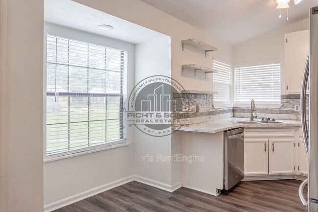 Building Photo - 3223 Albert Dr