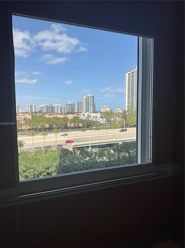 Building Photo - 3500 Mystic Pointe Dr