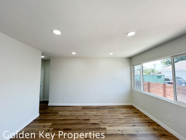 Building Photo - Welcome to your beautifully renovated single level attached home in the heart of Oceanside!
