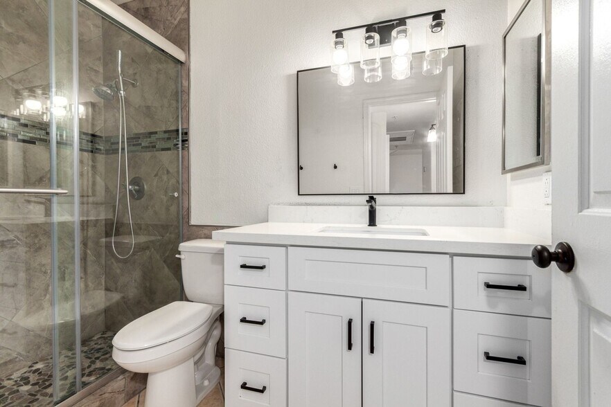 Building Photo - 1825 W Ray Rd