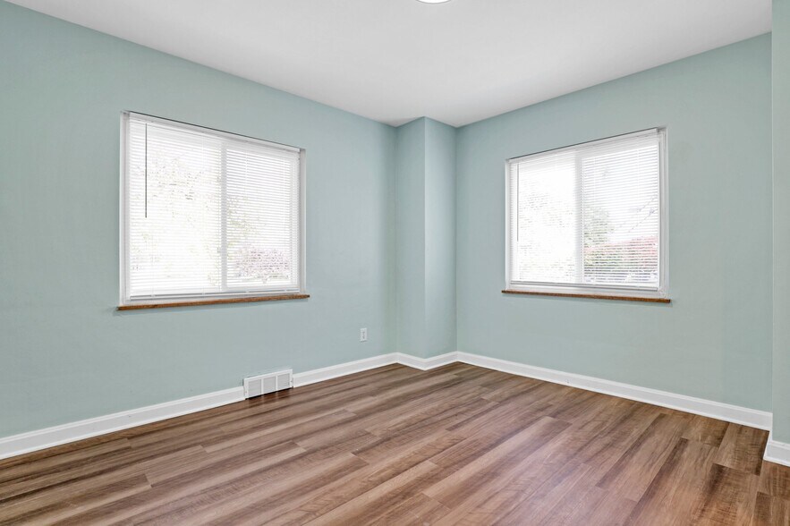 Building Photo - 2805 Parkland Pl