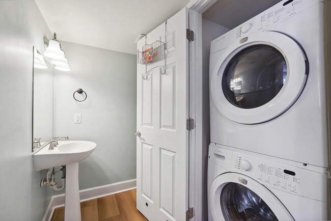 Building Photo - 104 Rondak Cir SE