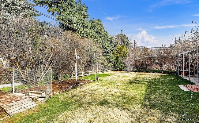 Building Photo - Beautiful 4 bedroom, 2 bath home in Southe...