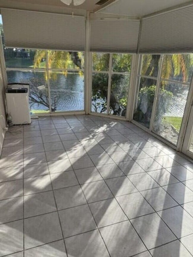 Building Photo - 1045 Island Manor Dr