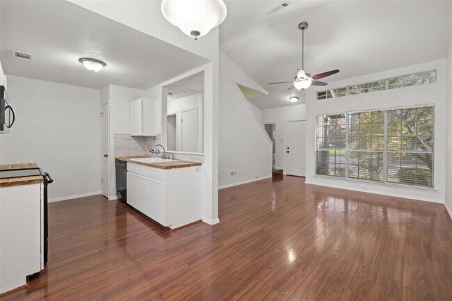 Building Photo - 1015 E Yager Ln