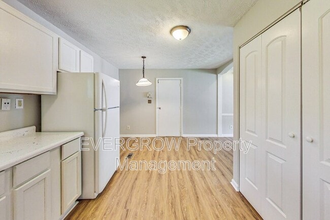 Building Photo - 3962 Strathmore Dr