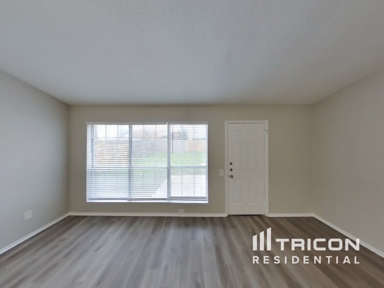 Building Photo - 2628 Dahlia Dr