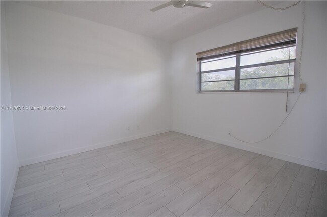 Building Photo - 5031 W Oakland Park Blvd