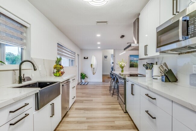 Building Photo - 834 SW 14th Ct