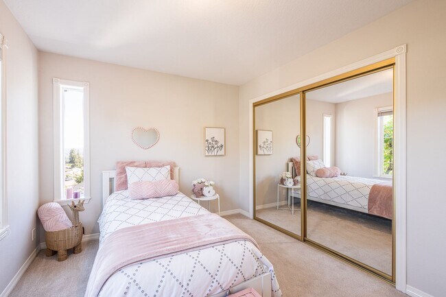 Building Photo - BEAUTIFUL 5 Bedroom Home in the Sought-After Hillshire Estates of Bull Mountain