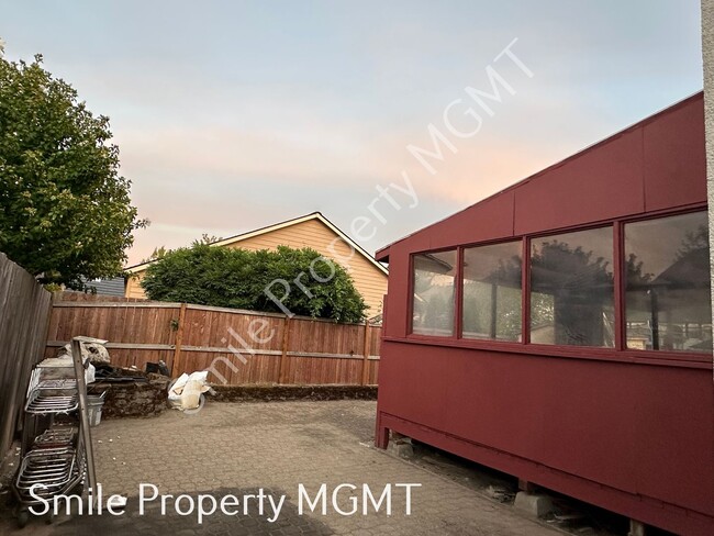 Building Photo - Lovely house with 4 bedrooms, 2 bonus room...