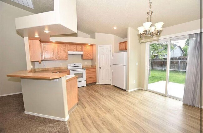 Building Photo - 3341 N Maplestone Ave