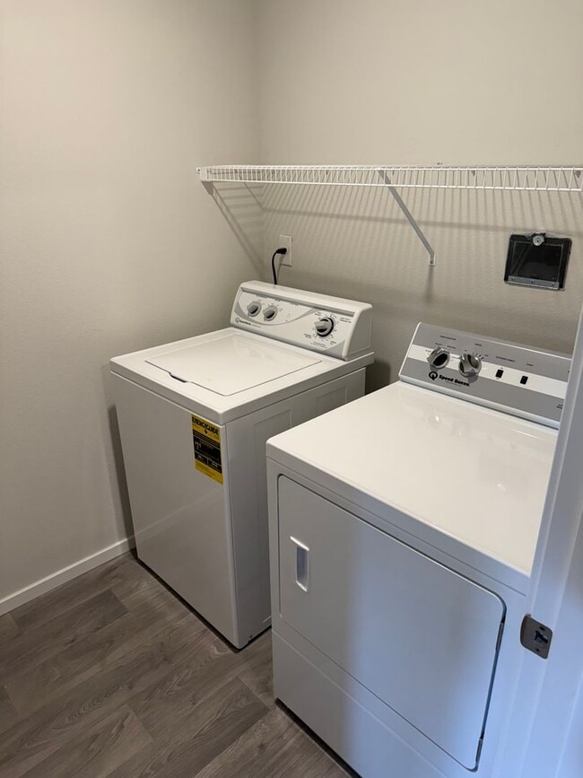 Building Photo - Goregous 2 Bedroom Townhome with 2 Car Gar...